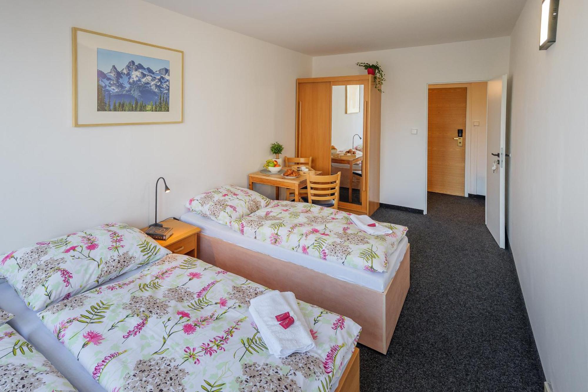 Cooliving Hostel Прага Екстериор снимка