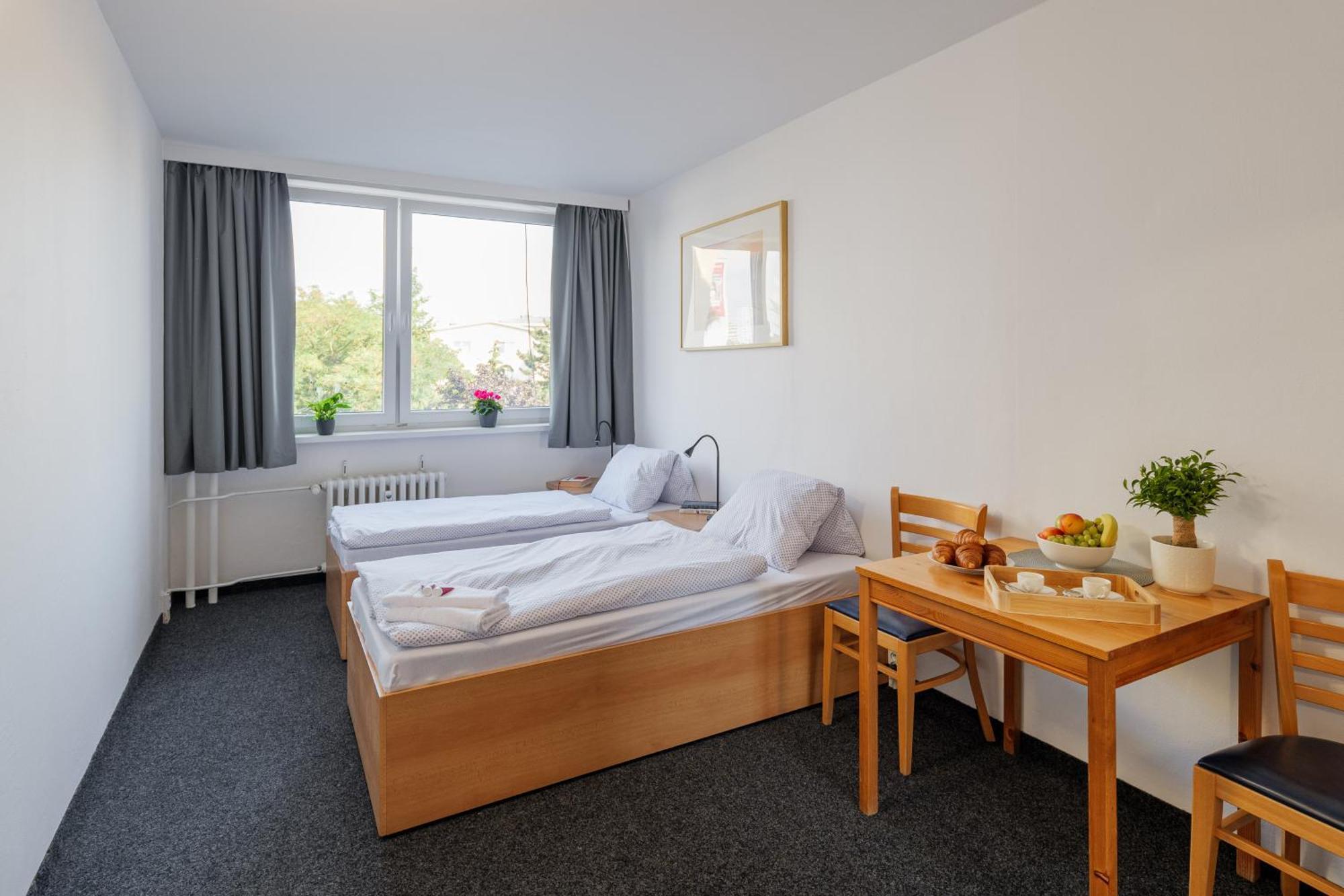 Cooliving Hostel Прага Екстериор снимка