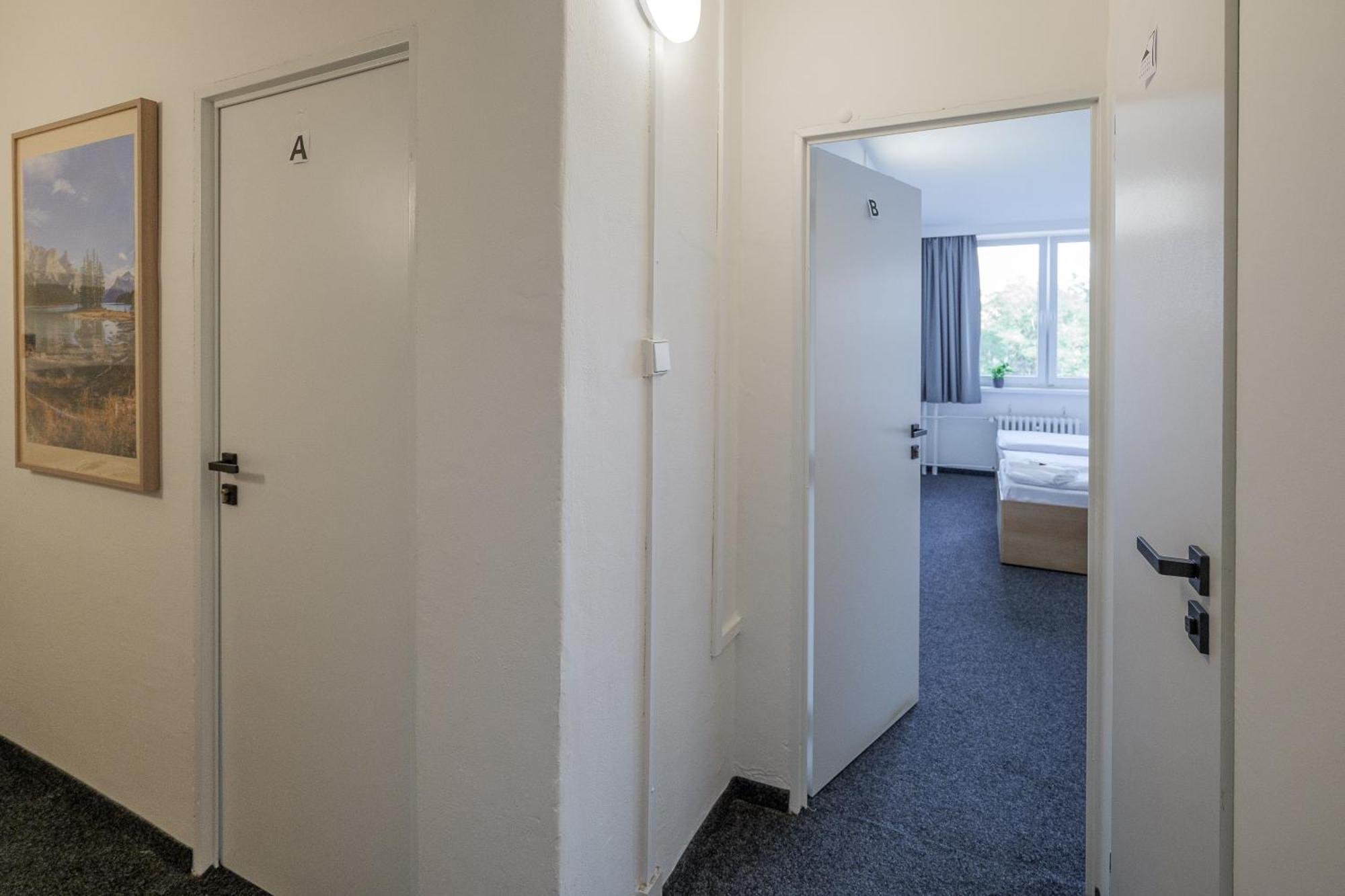 Cooliving Hostel Прага Екстериор снимка