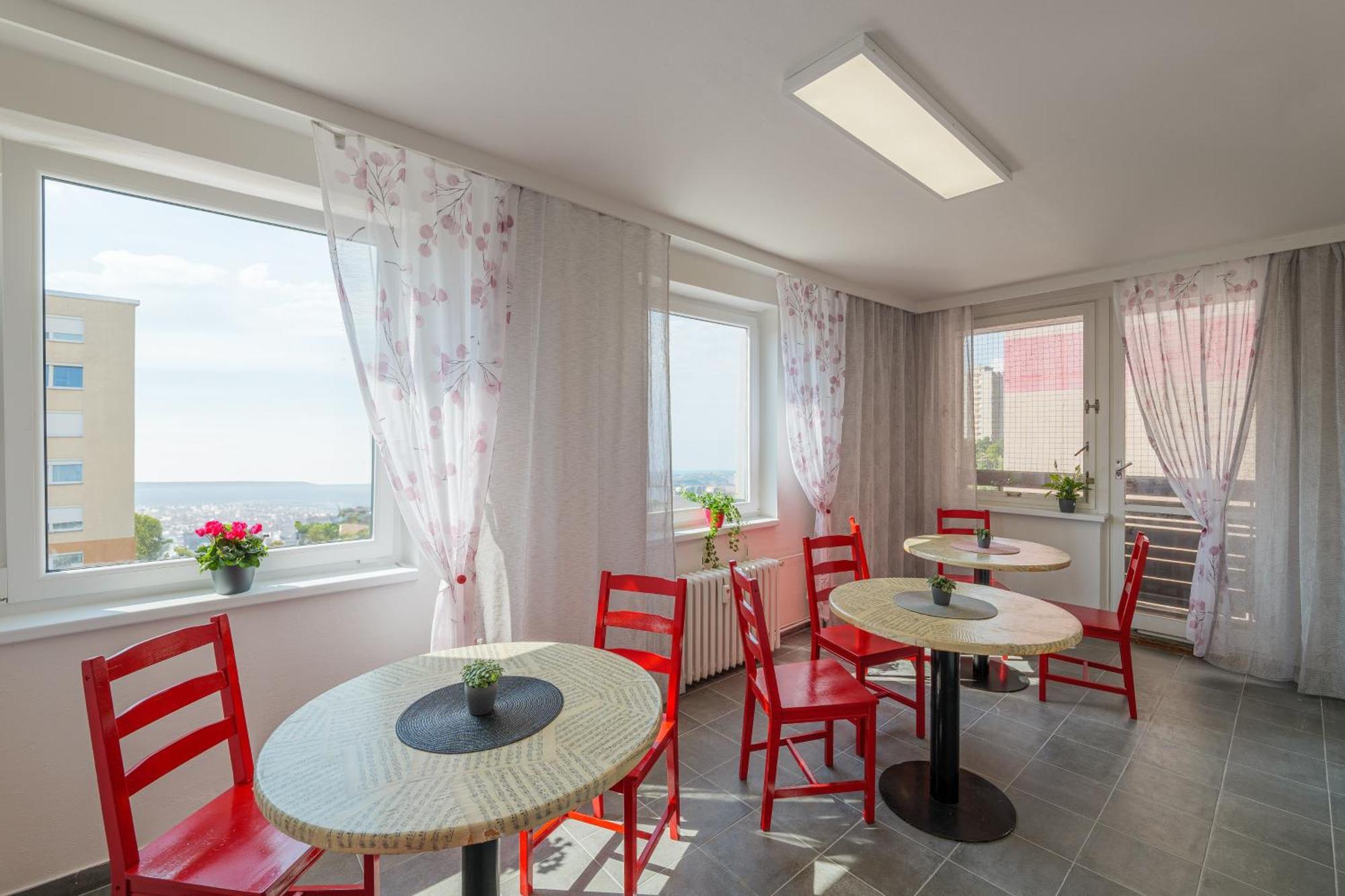 Cooliving Hostel Прага Екстериор снимка